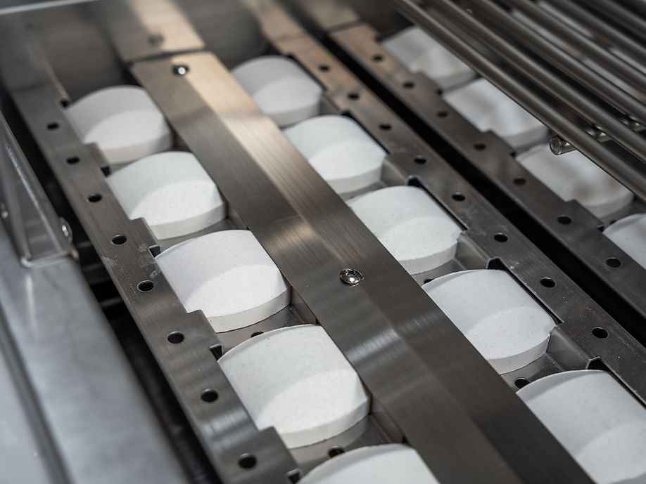 KoKoMo 7' Outdoor Kitchen Island with Grill – Built-In 32” Grill + Fridge